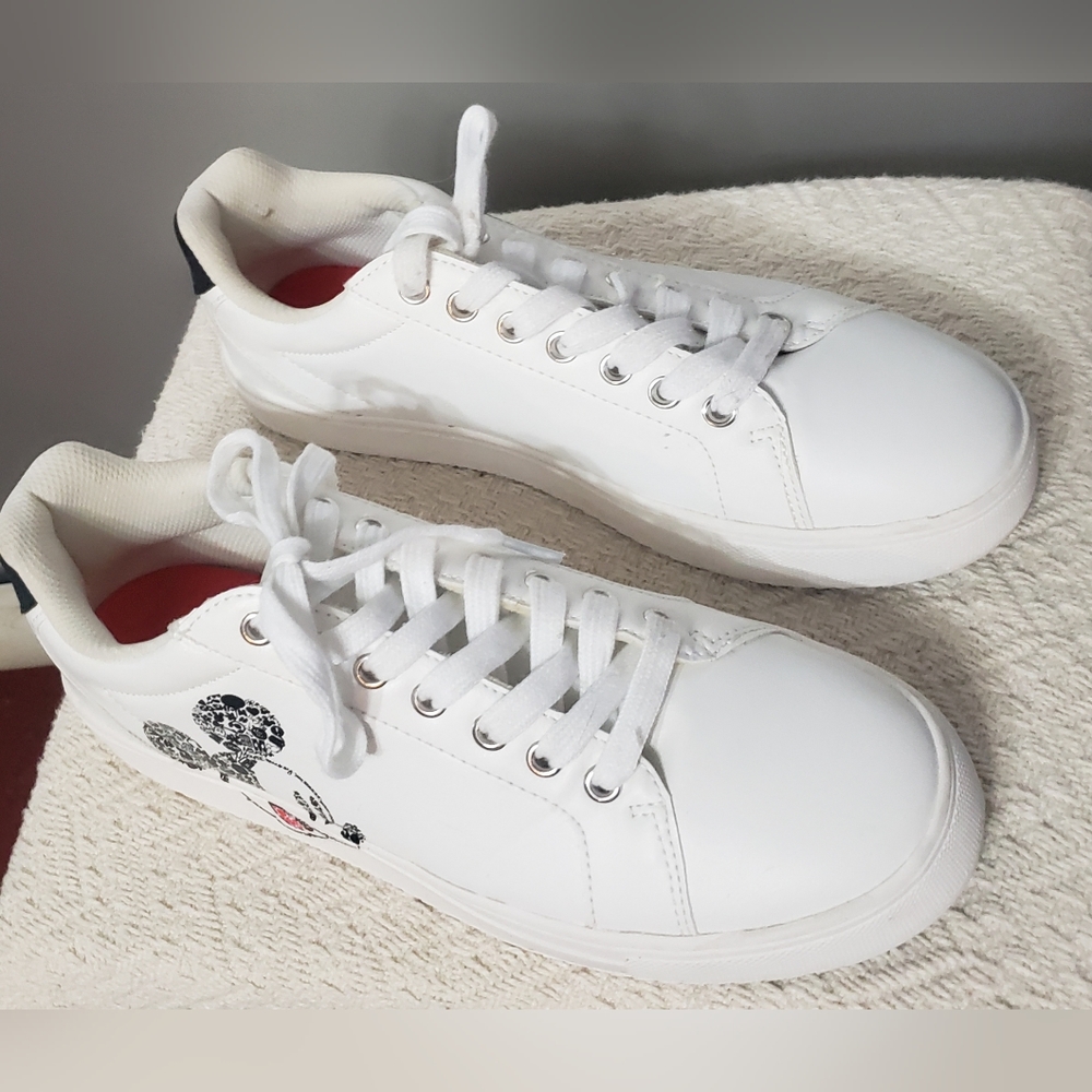 WOMANS OH MY! DISNEY MICKEY MOUSE CHARACTER HEAD WHITE SNEAKERS. SIZE 10